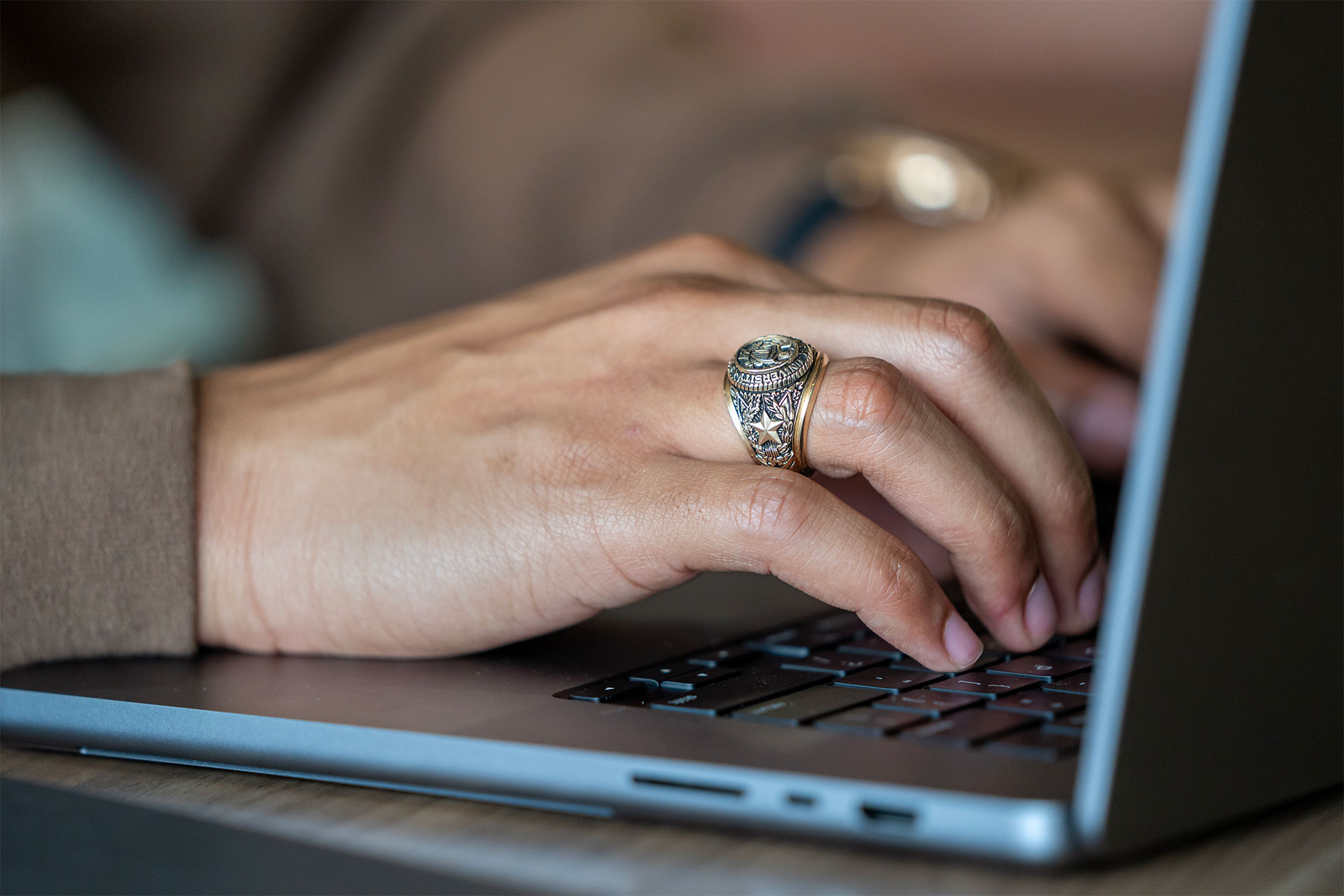 hand wearing an aggiering